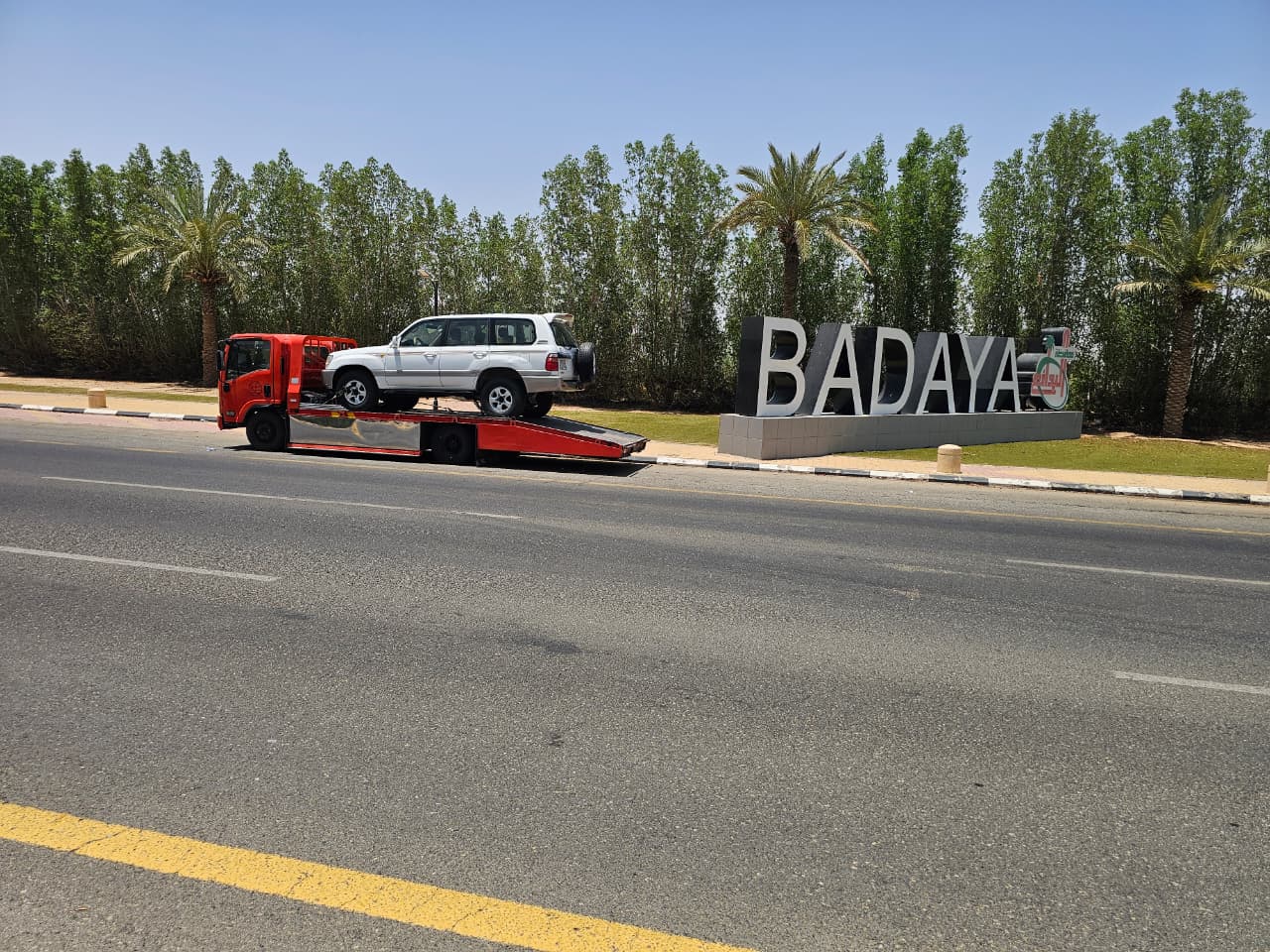 سطحة الرياض أثناء نقل سيارة دفع رباعي