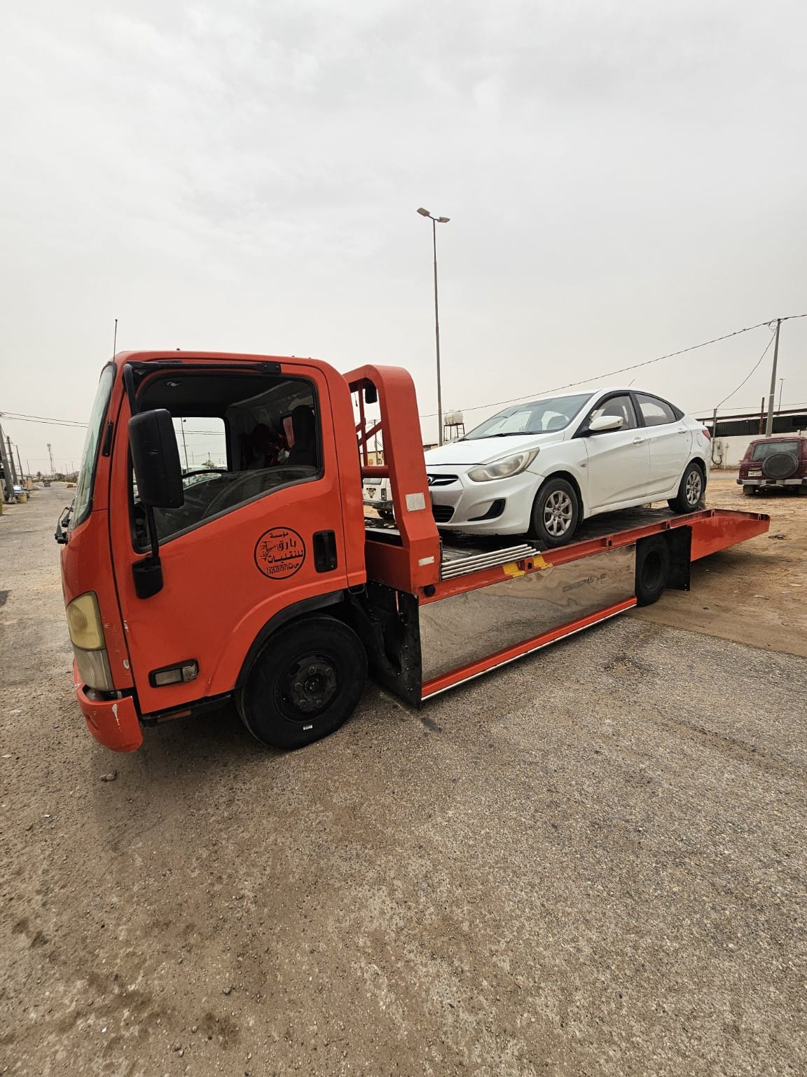 سطحة تنقل سيارة سيدان بأمان