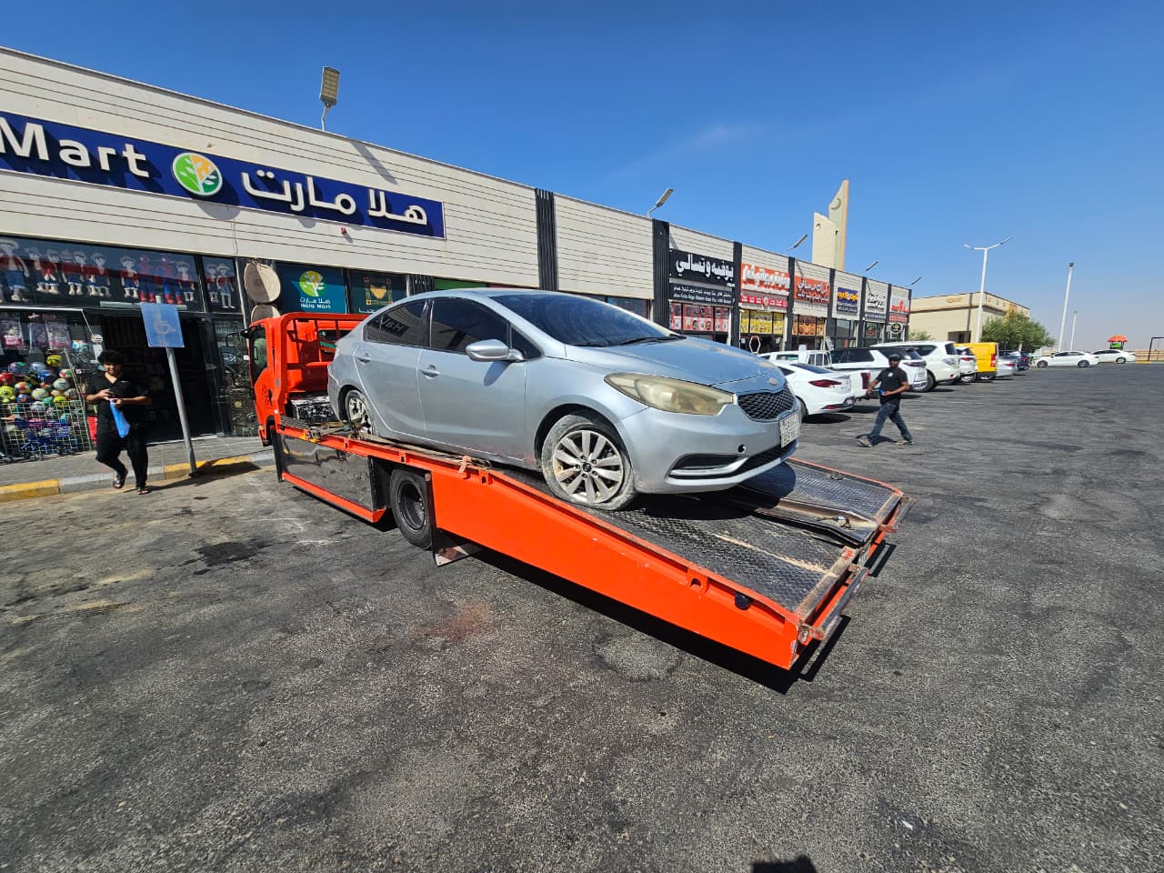 تحميل سيارة على سطحة في الرياض